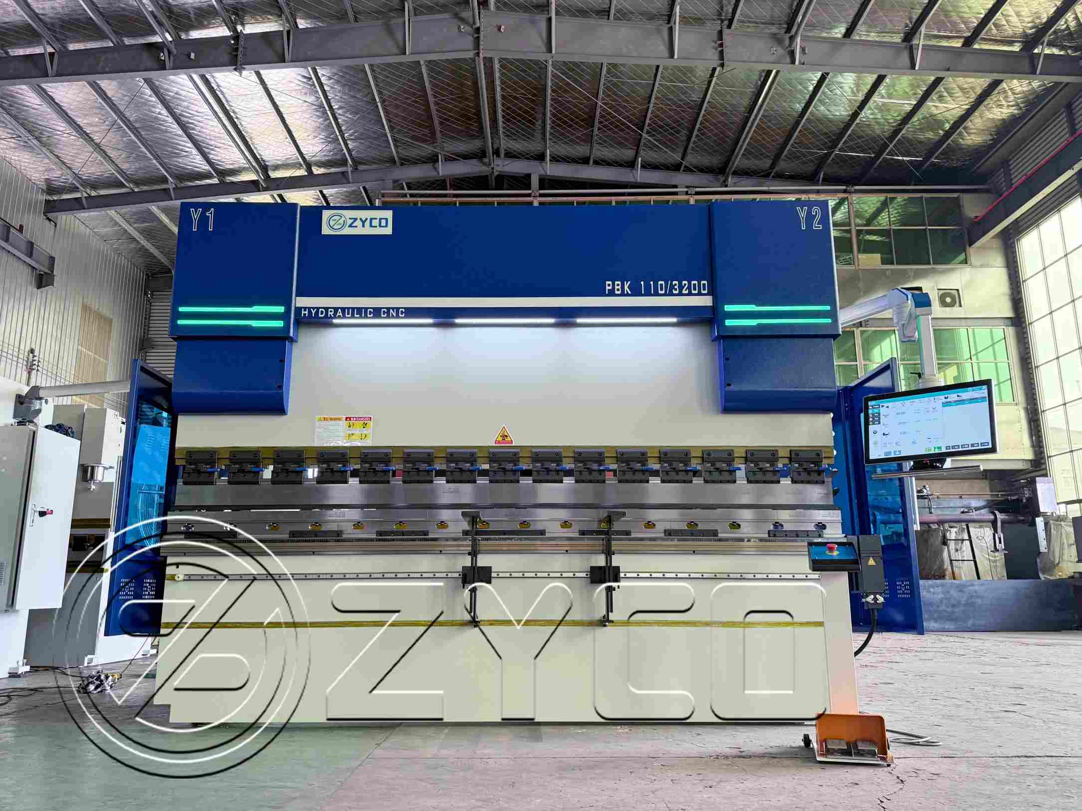 Nova prensa dobradeira inteligente da ZYCO: redefinindo a segurança e a eficiência industrial com design inovador